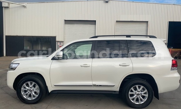 Gura Yakoze Toyota Land Cruiser White Imodoka i Kampala mu Uganda Gura Yakoze Toyota Land Cruiser White Imodoka i Kampala mu Uganda
