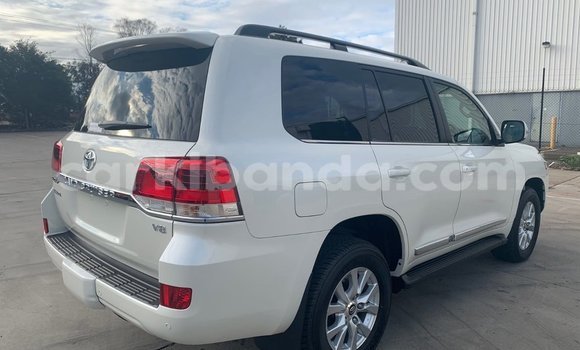 Gura Yakoze Toyota Land Cruiser White Imodoka i Kampala mu Uganda Gura Yakoze Toyota Land Cruiser White Imodoka i Kampala mu Uganda