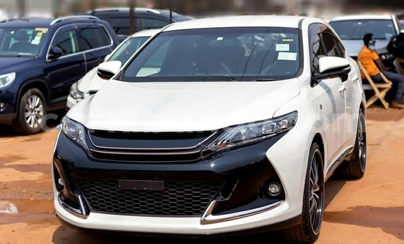 Gura Yakoze Toyota Harrier White Imodoka i Kampala mu Uganda Gura Yakoze Toyota Harrier White Imodoka i Kampala mu Uganda