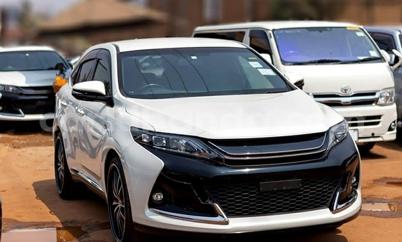 Gura Yakoze Toyota Harrier White Imodoka i Kampala mu Uganda Gura Yakoze Toyota Harrier White Imodoka i Kampala mu Uganda
