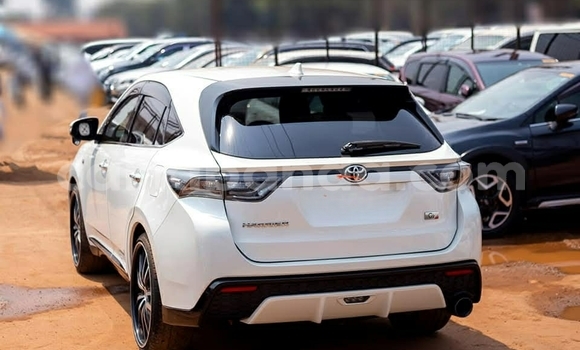 Gura Yakoze Toyota Harrier White Imodoka i Kampala mu Uganda Gura Yakoze Toyota Harrier White Imodoka i Kampala mu Uganda