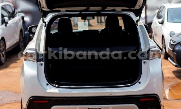 Gura Yakoze Toyota Harrier White Imodoka i Kampala mu Uganda Gura Yakoze Toyota Harrier White Imodoka i Kampala mu Uganda