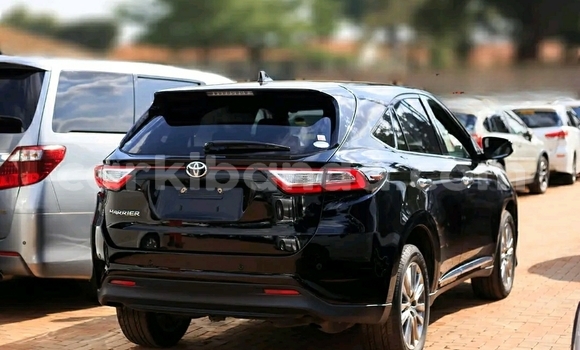 Nunua Ilio tumika Toyota Harrier Nyeusi Gari ndani ya Kampala nchini Uganda Nunua Ilio tumika Toyota Harrier Nyeusi Gari ndani ya Kampala nchini Uganda