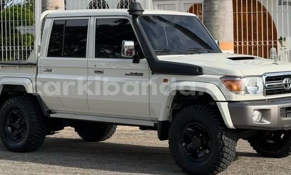 Buy Used Toyota Land Cruiser White Car in Kampala in Uganda
