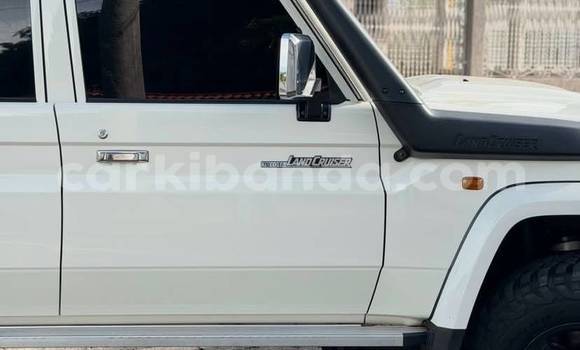 Gura Yakoze Toyota Land Cruiser White Imodoka i Kampala mu Uganda Gura Yakoze Toyota Land Cruiser White Imodoka i Kampala mu Uganda