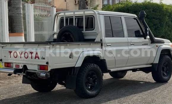 Gura Yakoze Toyota Land Cruiser White Imodoka i Kampala mu Uganda Gura Yakoze Toyota Land Cruiser White Imodoka i Kampala mu Uganda