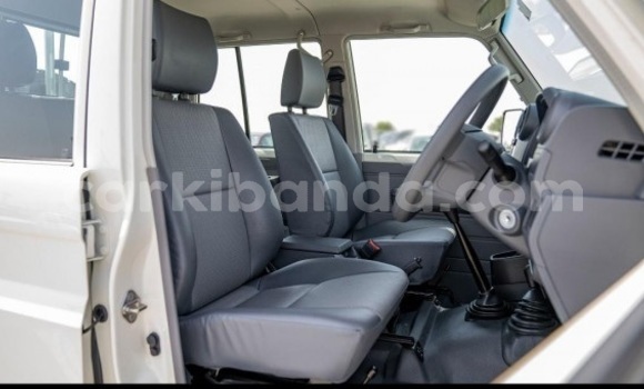 Gura Yakoze Toyota Land Cruiser White Imodoka i Kampala mu Uganda Gura Yakoze Toyota Land Cruiser White Imodoka i Kampala mu Uganda