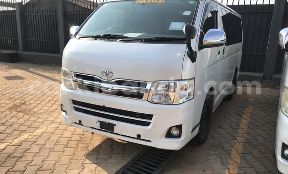 Acheter Import Voiture Toyota Hiace Blanc à Kampala, Ouganda