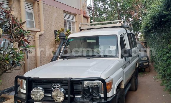 Nunua Ilio tumika Toyota Land Cruiser Nyeupe Gari ndani ya Kampala nchini Uganda