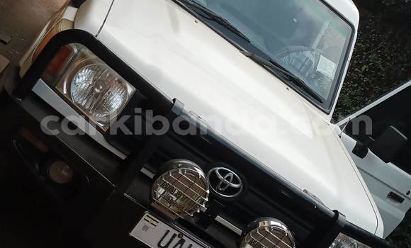 Gura Yakoze Toyota Land Cruiser White Imodoka i Kampala mu Uganda Gura Yakoze Toyota Land Cruiser White Imodoka i Kampala mu Uganda