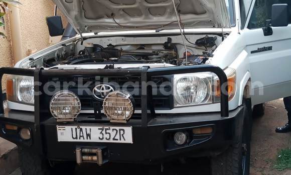 Gura Yakoze Toyota Land Cruiser White Imodoka i Kampala mu Uganda Gura Yakoze Toyota Land Cruiser White Imodoka i Kampala mu Uganda