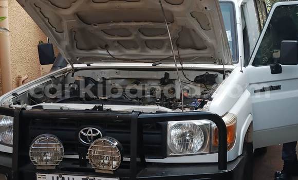 Gura Yakoze Toyota Land Cruiser White Imodoka i Kampala mu Uganda Gura Yakoze Toyota Land Cruiser White Imodoka i Kampala mu Uganda