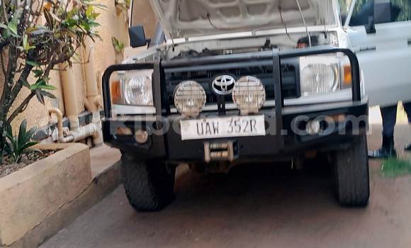 Gura Yakoze Toyota Land Cruiser White Imodoka i Kampala mu Uganda Gura Yakoze Toyota Land Cruiser White Imodoka i Kampala mu Uganda