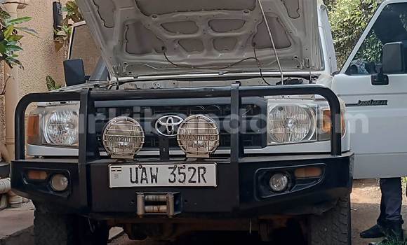Gura Yakoze Toyota Land Cruiser White Imodoka i Kampala mu Uganda Gura Yakoze Toyota Land Cruiser White Imodoka i Kampala mu Uganda