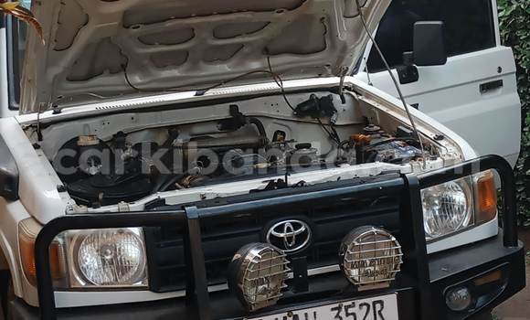 Gura Yakoze Toyota Land Cruiser White Imodoka i Kampala mu Uganda Gura Yakoze Toyota Land Cruiser White Imodoka i Kampala mu Uganda