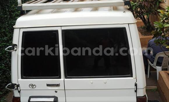 Gura Yakoze Toyota Land Cruiser White Imodoka i Kampala mu Uganda Gura Yakoze Toyota Land Cruiser White Imodoka i Kampala mu Uganda