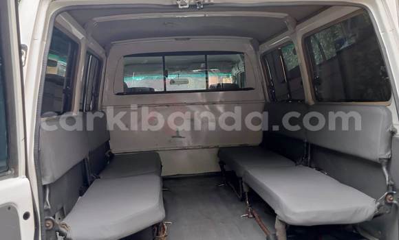 Gura Yakoze Toyota Land Cruiser White Imodoka i Kampala mu Uganda Gura Yakoze Toyota Land Cruiser White Imodoka i Kampala mu Uganda