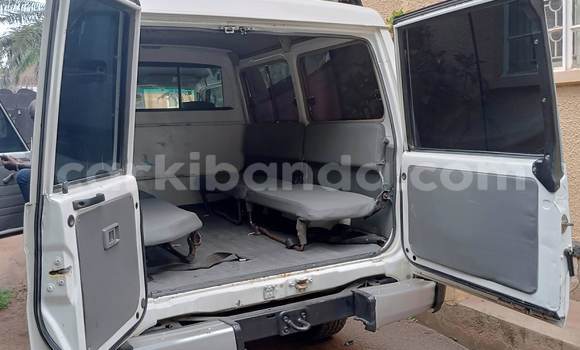 Gura Yakoze Toyota Land Cruiser White Imodoka i Kampala mu Uganda Gura Yakoze Toyota Land Cruiser White Imodoka i Kampala mu Uganda