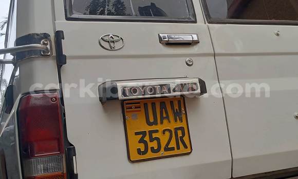 Gura Yakoze Toyota Land Cruiser White Imodoka i Kampala mu Uganda Gura Yakoze Toyota Land Cruiser White Imodoka i Kampala mu Uganda