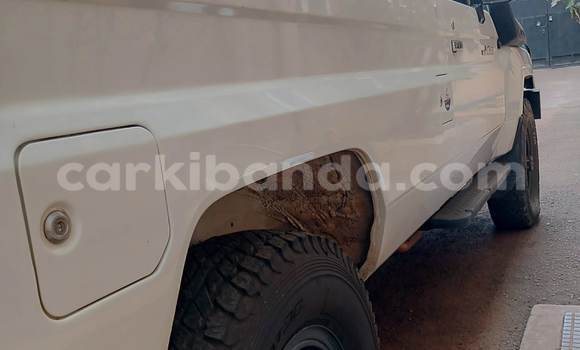Gura Yakoze Toyota Land Cruiser White Imodoka i Kampala mu Uganda Gura Yakoze Toyota Land Cruiser White Imodoka i Kampala mu Uganda