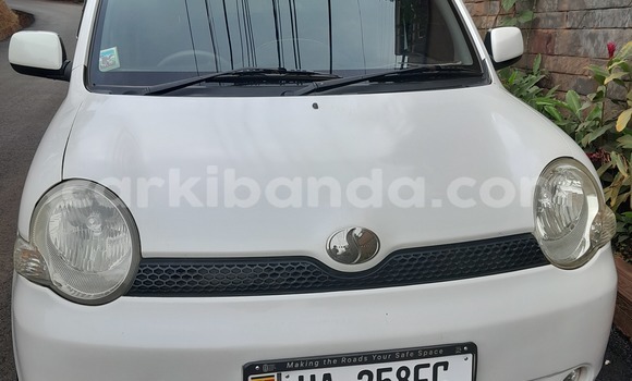 Buy Used Toyota Sienta White Car in Kalangala in Central