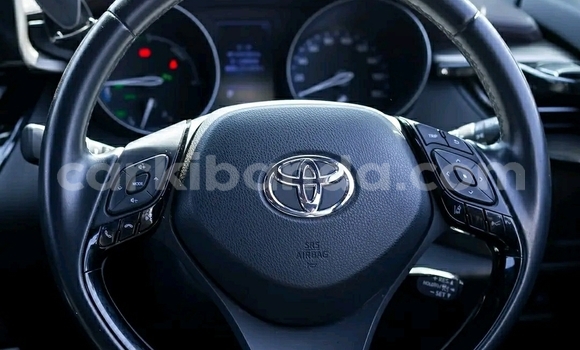 Gura Yakoze Toyota C-HR Silver Imodoka i Kampala mu Uganda Gura Yakoze Toyota C-HR Silver Imodoka i Kampala mu Uganda