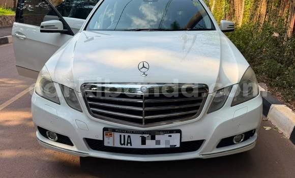 Gura Nshya Mercedes‒Benz E-klasse White Imodoka i Kampala mu Uganda Gura Nshya Mercedes‒Benz E-klasse White Imodoka i Kampala mu Uganda