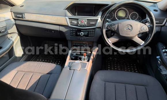 Gura Nshya Mercedes‒Benz E-klasse White Imodoka i Kampala mu Uganda Gura Nshya Mercedes‒Benz E-klasse White Imodoka i Kampala mu Uganda