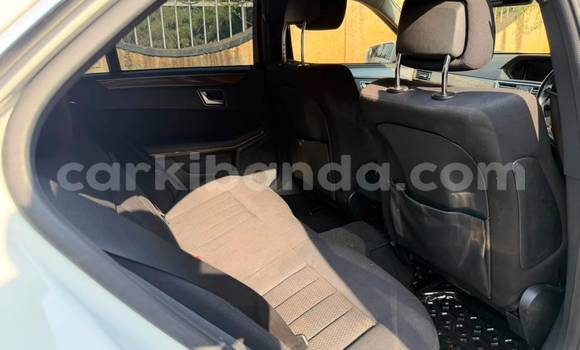 Gura Nshya Mercedes‒Benz E-klasse White Imodoka i Kampala mu Uganda Gura Nshya Mercedes‒Benz E-klasse White Imodoka i Kampala mu Uganda