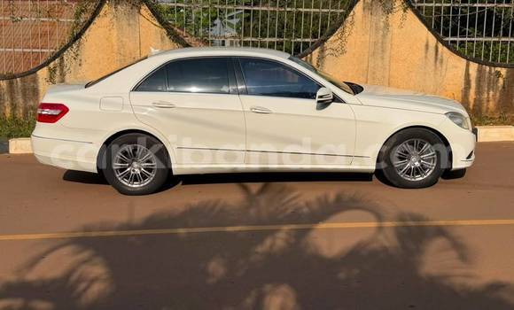 Gura Nshya Mercedes‒Benz E-klasse White Imodoka i Kampala mu Uganda Gura Nshya Mercedes‒Benz E-klasse White Imodoka i Kampala mu Uganda