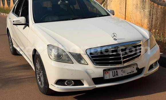 Gura Nshya Mercedes‒Benz E-klasse White Imodoka i Kampala mu Uganda Gura Nshya Mercedes‒Benz E-klasse White Imodoka i Kampala mu Uganda