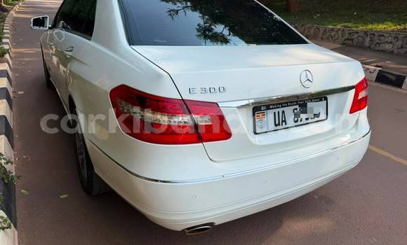 Gura Nshya Mercedes‒Benz E-klasse White Imodoka i Kampala mu Uganda Gura Nshya Mercedes‒Benz E-klasse White Imodoka i Kampala mu Uganda