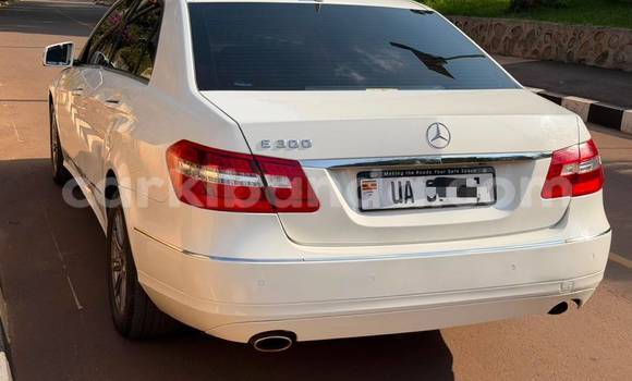 Gura Nshya Mercedes‒Benz E-klasse White Imodoka i Kampala mu Uganda Gura Nshya Mercedes‒Benz E-klasse White Imodoka i Kampala mu Uganda