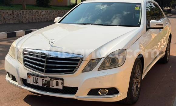Gura Nshya Mercedes‒Benz E-klasse White Imodoka i Kampala mu Uganda Gura Nshya Mercedes‒Benz E-klasse White Imodoka i Kampala mu Uganda