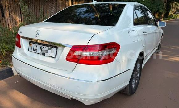 Gura Nshya Mercedes‒Benz E-klasse White Imodoka i Kampala mu Uganda Gura Nshya Mercedes‒Benz E-klasse White Imodoka i Kampala mu Uganda