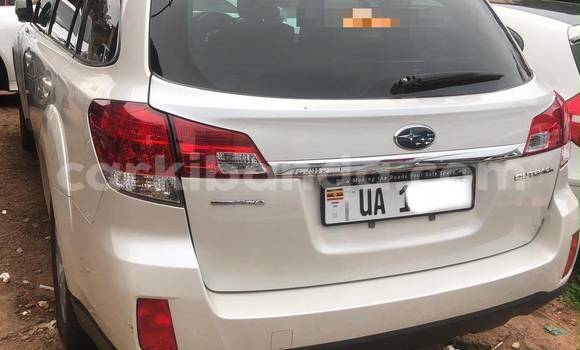 Gura Nshya Subaru Outback White Imodoka i Kampala mu Uganda Gura Nshya Subaru Outback White Imodoka i Kampala mu Uganda