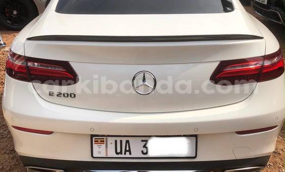 Gura Nshya Mercedes-Benz E200 White Imodoka i Kampala mu Uganda Gura Nshya Mercedes-Benz E200 White Imodoka i Kampala mu Uganda