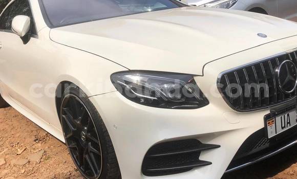 Gura Nshya Mercedes-Benz E200 White Imodoka i Kampala mu Uganda Gura Nshya Mercedes-Benz E200 White Imodoka i Kampala mu Uganda