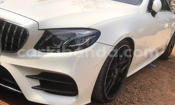 Gura Nshya Mercedes-Benz E200 White Imodoka i Kampala mu Uganda Gura Nshya Mercedes-Benz E200 White Imodoka i Kampala mu Uganda