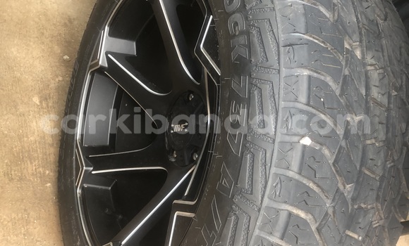 Gura Nshya Jeep Wrangler Black Imodoka i Kampala mu Uganda Gura Nshya Jeep Wrangler Black Imodoka i Kampala mu Uganda
