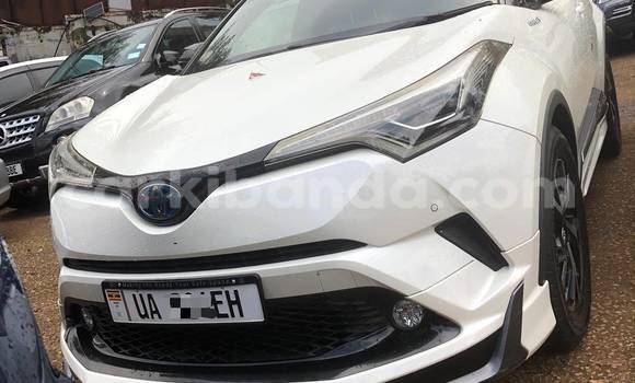 Gura Nshya Toyota C-HR White Imodoka i Kampala mu Uganda Gura Nshya Toyota C-HR White Imodoka i Kampala mu Uganda