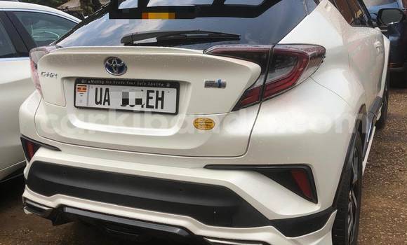 Gura Nshya Toyota C-HR White Imodoka i Kampala mu Uganda Gura Nshya Toyota C-HR White Imodoka i Kampala mu Uganda