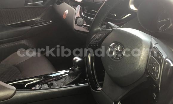 Gura Nshya Toyota C-HR White Imodoka i Kampala mu Uganda Gura Nshya Toyota C-HR White Imodoka i Kampala mu Uganda