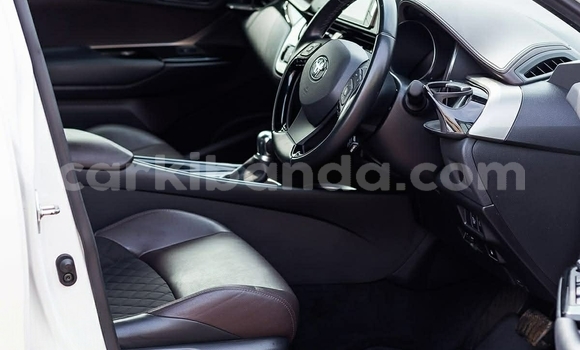Gura Yakoze Toyota C-HR White Imodoka i Kampala mu Uganda Gura Yakoze Toyota C-HR White Imodoka i Kampala mu Uganda