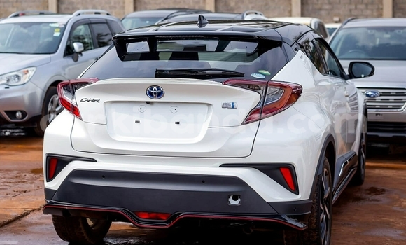Gura Yakoze Toyota C-HR White Imodoka i Kampala mu Uganda Gura Yakoze Toyota C-HR White Imodoka i Kampala mu Uganda