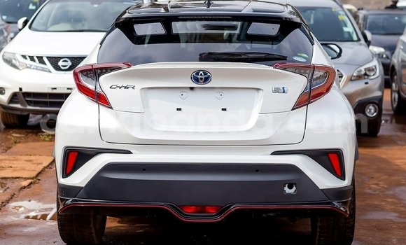 Gura Yakoze Toyota C-HR White Imodoka i Kampala mu Uganda Gura Yakoze Toyota C-HR White Imodoka i Kampala mu Uganda