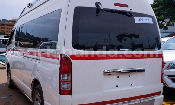 Gura Yakoze Toyota Hiace White Imodoka i Kampala mu Uganda Gura Yakoze Toyota Hiace White Imodoka i Kampala mu Uganda