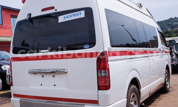 Gura Yakoze Toyota Hiace White Imodoka i Kampala mu Uganda Gura Yakoze Toyota Hiace White Imodoka i Kampala mu Uganda