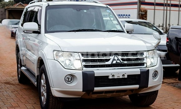Buy Used Mitsubishi Pajero White Car in Kampala in Uganda Buy Used Mitsubishi Pajero White Car in Kampala in Uganda
