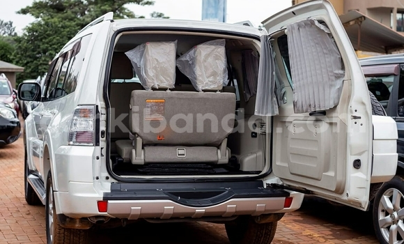 Buy Used Mitsubishi Pajero White Car in Kampala in Uganda Buy Used Mitsubishi Pajero White Car in Kampala in Uganda